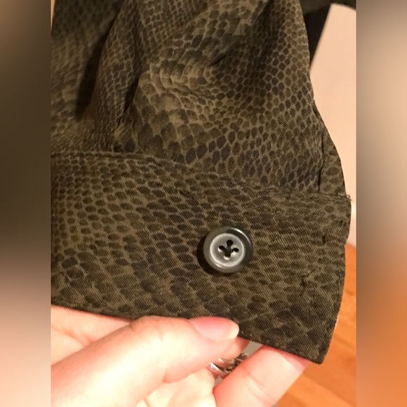 Erin London Vintage Green Snake Long Sleeve Button Down Collard Skin Print SZ XL - Picture 5 of 10